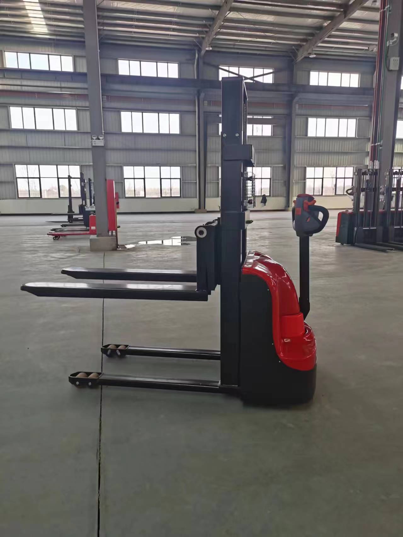 步行電動(dòng)堆高車(chē)(中置)
